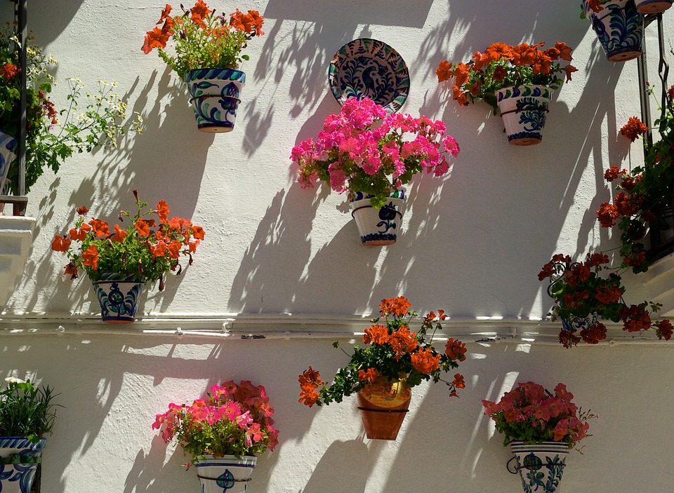 Kwiatowy wystrój balkonu - donice zwisające