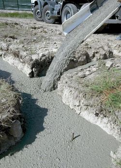 Samozagęszczalny beton Lafarge łatwo wypełnia ławy fundamentowe