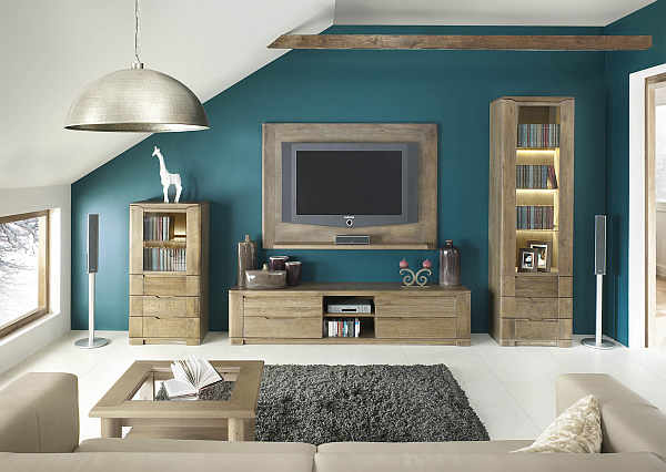 Telewizor na ścianie w salonie